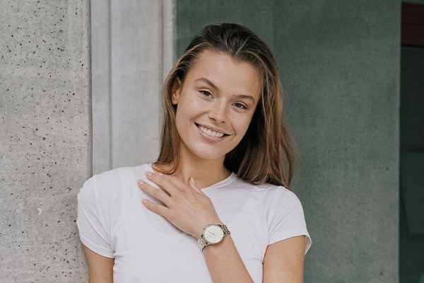 Kvinde model med et kvindeure p&aring; h&aring;ndleddet