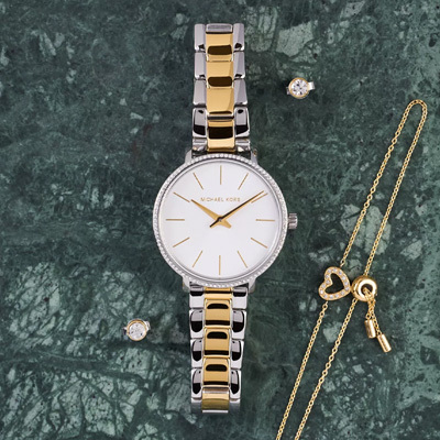 Billede af et two-tone dameur og en halskæde og øreringe