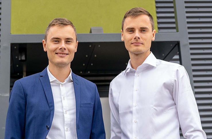 Kasper og Mikkel fotograferet foran Ditur domicil