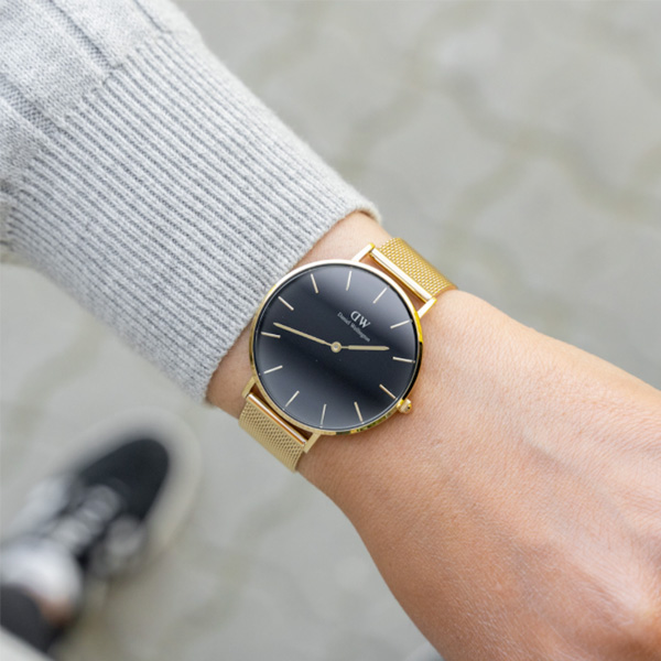 Billede af Daniel Wellington Classic Petite 32 DW00100347, som er et minimalistisk dameur med sort urskive & guld meshlænke