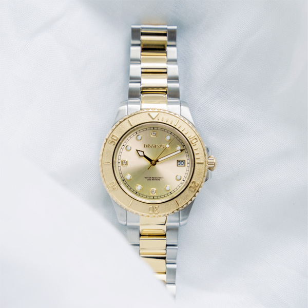 Billede af Dissing Lady Diver D1040, som er et robust og vandtæt dameur med guld urkrans og skive kombineret med en two-tone urlænke i guld og sølv