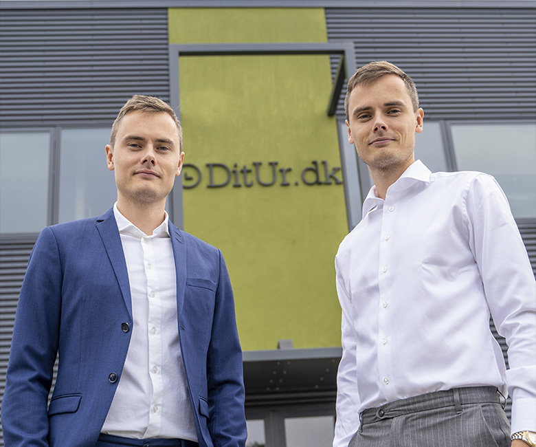 Kasper og Mikkel fotograferet foran Ditur domicil