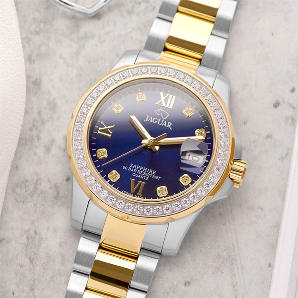 Billede af Jaguar Lady Diver J893/2, som er et eksklusivt swiss made dameur med blå urskive, urkrans med sten og two-tone urlænke i guld og sølv
