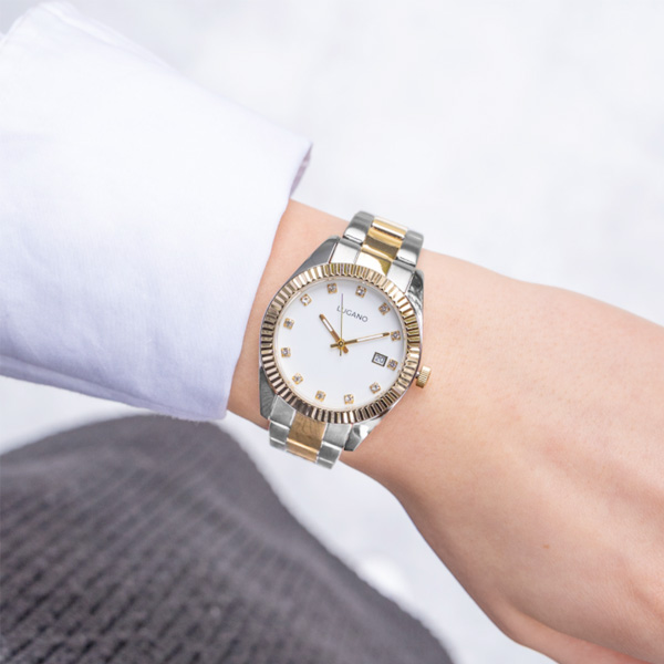 Billede af Lugano Elegance L0012, som er et elegant dameur med sølv urskive med sten, og en two-tone urlænke i guld og sølv
