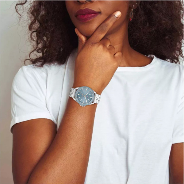 Billede af Tommy Hilfiger Emma 1782481, som er et elegant dameur med blå urskive kombineret sølv lænke og urkasse