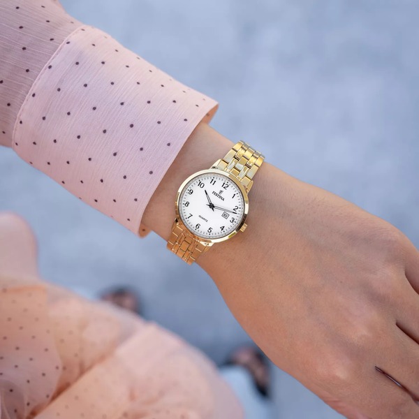 Billede af Festina Classic F20514/1, som er et elegant dameur med hvid urskive kombineret guld lænke og urkasse
