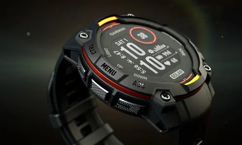 Bilden visar Garmin Instinct 3 klockan på nära håll