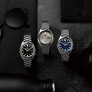 yra Seiko 5 Sports SNXS klockor med stållänkar och färgade urtavlor i svart, champange och blå.